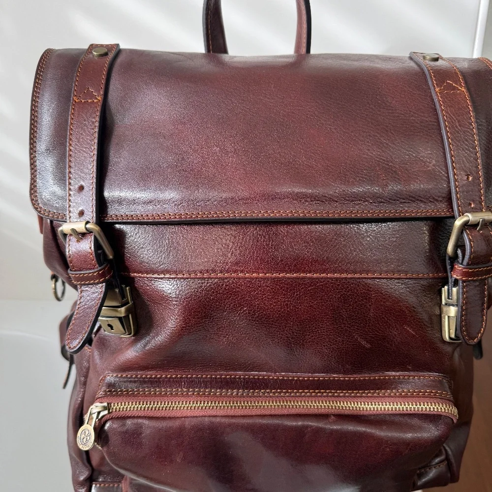 Artisan Craftsmanship made in Italy. Full Grained Leather backpack.